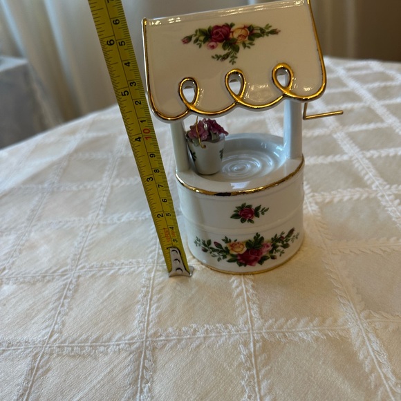 Royal Albert wishing well plays Brahms lullaby - Picture 6 of 8